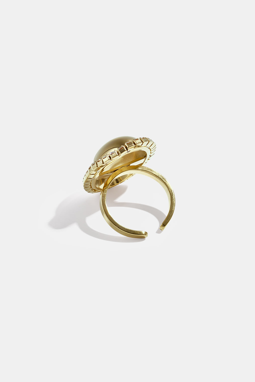 Ovaler Statement-Ring umgeben von Steinen